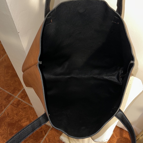 BEAUTIFUL BROWN LEATHER CARRY ALL! A MUST HAVE!! - Picture 10 of 14